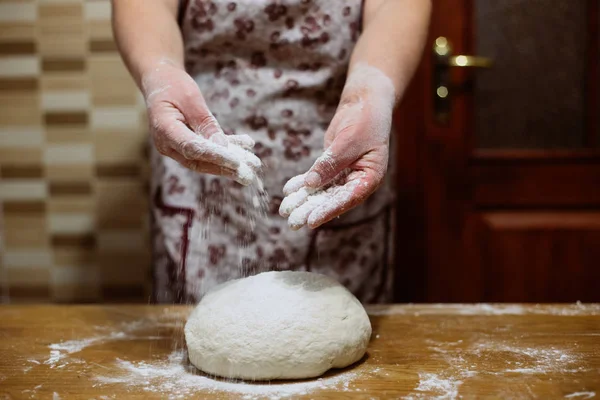 Mani Impastando Pasta Cruda Sul Tavolo Legno — Foto Stock