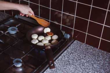Gözleme lor bir tavada kızartma