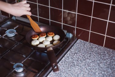 Gözleme lor bir tavada kızartma