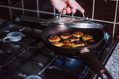 Gözleme lor bir tavada kızartma