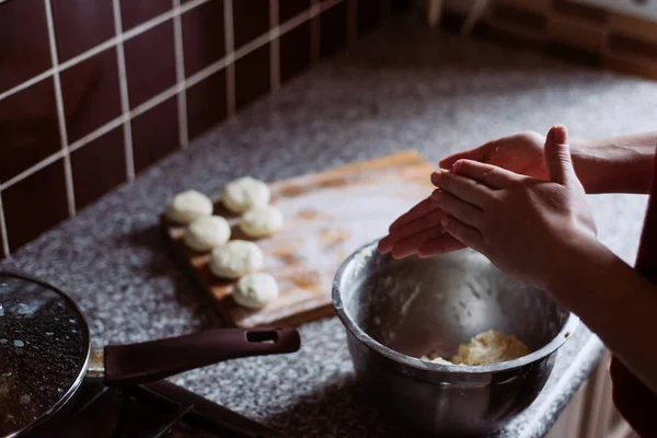 Cocinero Prepara Panqueques Queso — Foto de Stock