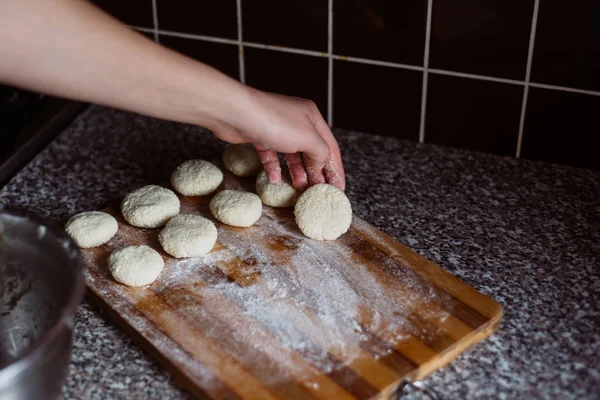 Cocinero Prepara Panqueques Queso — Foto de Stock