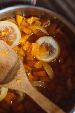 pişirme şekerlenmiş meyve süreci