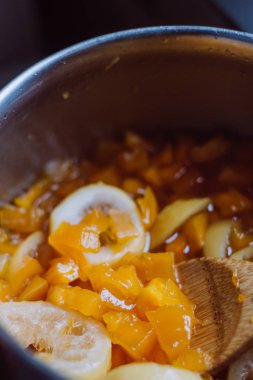 pişirme şekerlenmiş meyve süreci