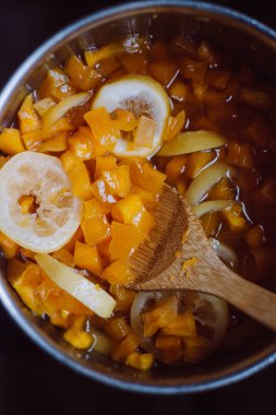 pişirme şekerlenmiş meyve süreci