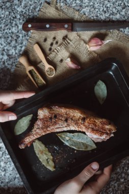 koyu arka plan üzerinde metal bir kutu içinde çiğ et üzerinde. tanımlama bilgileri et pişirmek
