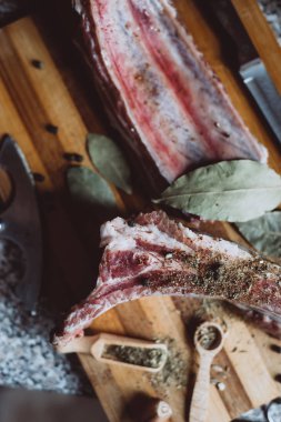  koyu arka plan üzerinde ahşap kesme tahtası üzerinde çiğ et