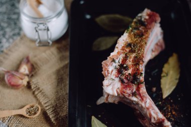 koyu arka plan üzerinde metal bir kutu içinde üzerinde çiğ et