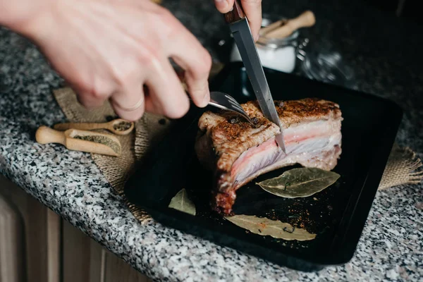 Carne Crua Uma Caixa Metal Fundo Escuro Cozinhar Fogões Carne — Fotografia de Stock