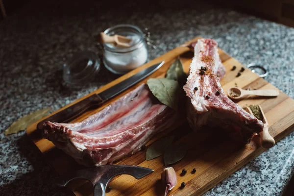 Carne Cruda Sobre Tabla Cortar Madera Sobre Fondo Oscuro —  Fotos de Stock