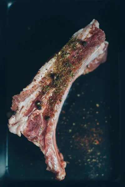 Carne Crua Uma Caixa Metal Fundo Escuro — Fotografia de Stock
