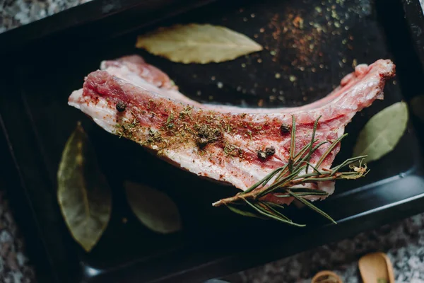 Carne Crua Uma Caixa Metal Fundo Escuro — Fotografia de Stock