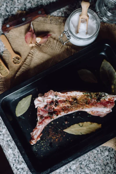 Carne Crua Uma Caixa Metal Fundo Escuro — Fotografia de Stock