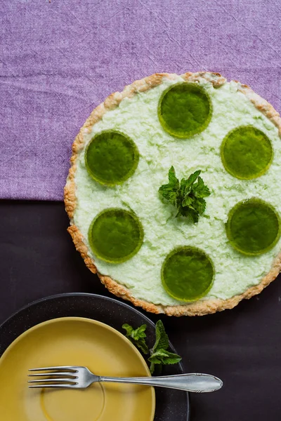 Torta Caseira Recém Assada Com Geléia Hortelã Fundo Escuro — Fotografia de Stock