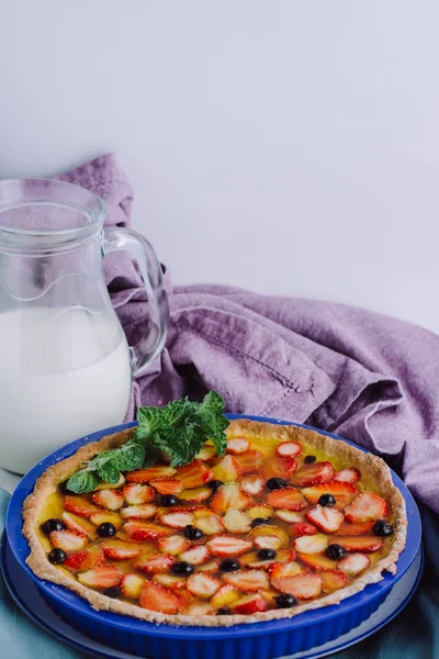 Tortas Caseiras Com Geléia Vidro Leite Mesa Branca Pano Fundo — Fotografia de Stock