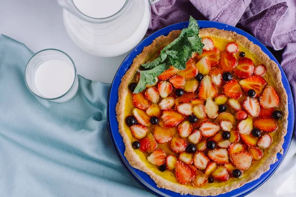 파이와 테이블과 보라색 배경에 우유의 — 스톡 사진
