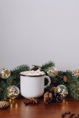 Çikolata veya kakao hatmi ve ahşap arka plan üzerinde garland ile.