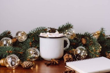 Çikolata veya kakao hatmi, defter ve ahşap arka plan üzerinde çelenk.