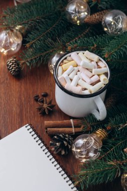 Çikolata veya kakao hatmi, defter ve ahşap arka plan üzerinde çelenk.