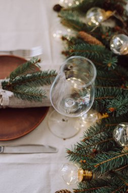Yılbaşı süsleri ve garland, Bijuteri, yeşil çam dalları olan tablo