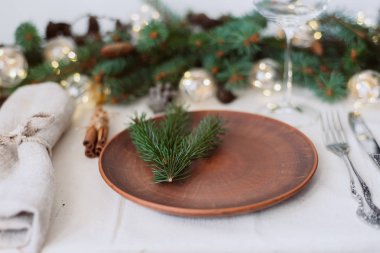 Yılbaşı süsleri ve garland, Bijuteri, yeşil çam dalları olan tablo