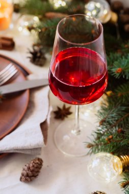 Yılbaşı süsleri ve garland, Bijuteri, yeşil çam dalları olan tablo