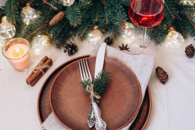 Yılbaşı süsleri ve garland, Bijuteri, yeşil çam dalları olan tablo