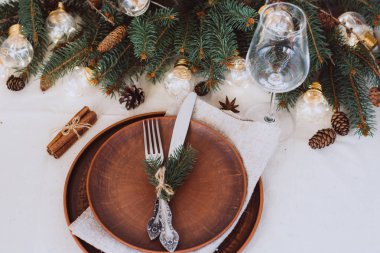 Yılbaşı süsleri ve garland, Bijuteri, yeşil çam dalları olan tablo