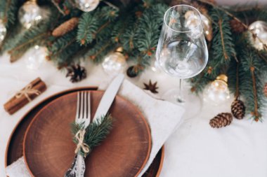 Yılbaşı süsleri ve garland, Bijuteri, yeşil çam dalları olan tablo