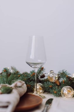 Yılbaşı süsleri ve garland, Bijuteri, yeşil çam dalları olan tablo