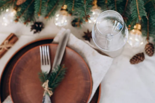 Стіл Різдвяними Прикрасами Гірляндою Посуд Зелені Гілки Ялини — стокове фото