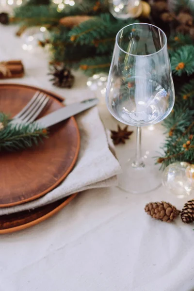 Tisch Mit Weihnachtsdekoration Und Girlanden Geschirr Grüne Fichtenzweige — Stockfoto