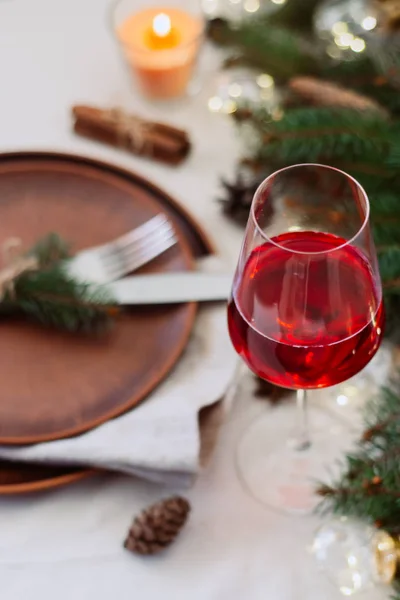 Tisch Mit Weihnachtsdekoration Und Girlanden Geschirr Grüne Fichtenzweige — Stockfoto