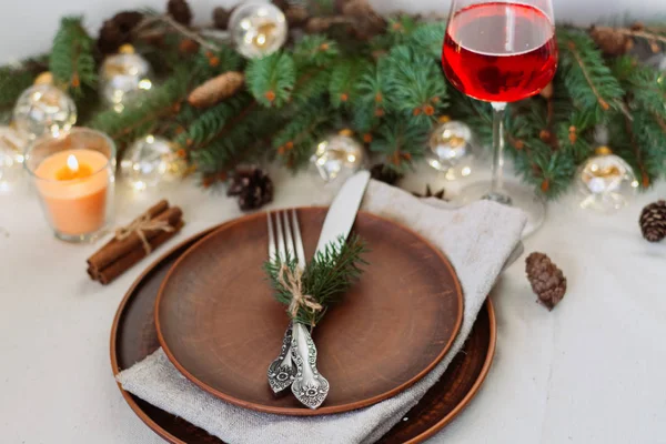 クリスマスの飾りとガーランド 緑のトウヒの枝を持つテーブル — ストック写真
