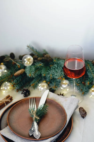Tisch Mit Weihnachtsdekoration Und Girlanden Geschirr Grüne Fichtenzweige — Stockfoto