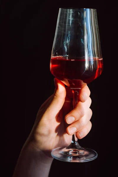 Hand Holds Glass Fresh Red Wine Dark Background — Stock Photo, Image