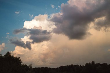 batan güneşin gökyüzündeki bulutlar
