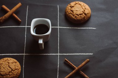 kahve çerezleri ve Oyunlar şeklinde karanlık bir arka plan üzerine yerleştirilen baharat