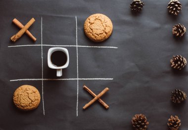 kahve çerezleri ve Oyunlar şeklinde karanlık bir arka plan üzerine yerleştirilen baharat