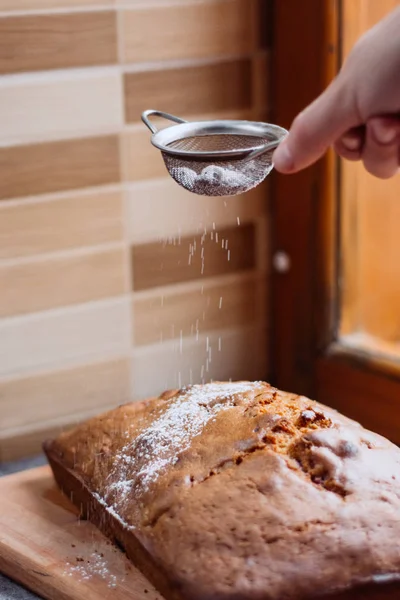 Torta Ciliegie Dolci Tradizionali Fatte Casa Cosparsa Zucchero Polvere Donna — Foto Stock