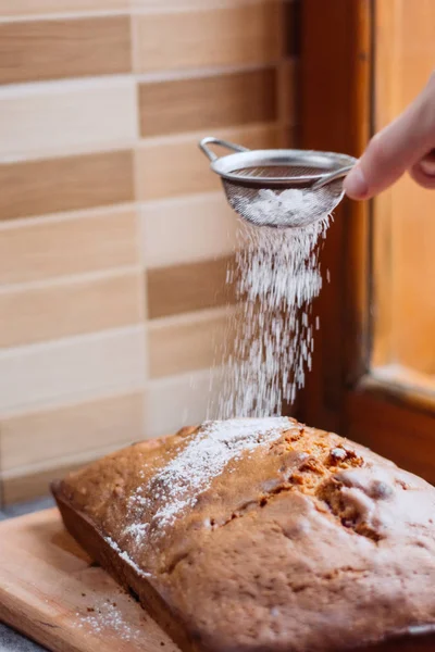 Pastel Casero Tradicional Cereza Dulce Espolvoreada Con Azúcar Polvo Mujer — Foto de Stock