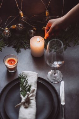 Yılbaşı süsleri ve garland, mumlar, Bijuteri, yeşil çam dalları olan tablo