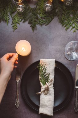 Yılbaşı süsleri ve garland, mumlar, Bijuteri, yeşil çam dalları olan tablo