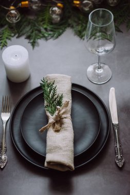 Yılbaşı süsleri ve garland, mumlar, Bijuteri, yeşil çam dalları olan tablo