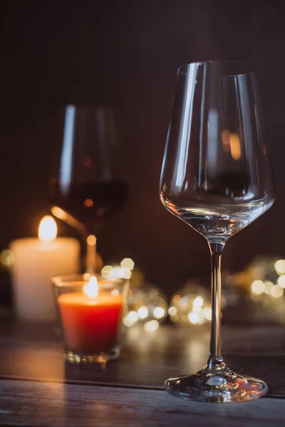 Samenstelling Van Vakantie Gemaakt Van Glas Rode Wijn Kaarsen Slingers — Stockfoto