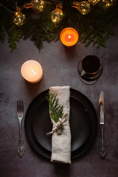 Tisch Mit Weihnachtsdekoration Und Girlanden Kerzen Geschirr Grünen Fichtenzweigen — Stockfoto