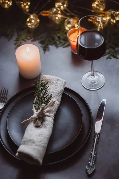 Tisch Mit Weihnachtsdekoration Und Girlanden Kerzen Geschirr Grünen Fichtenzweigen — Stockfoto