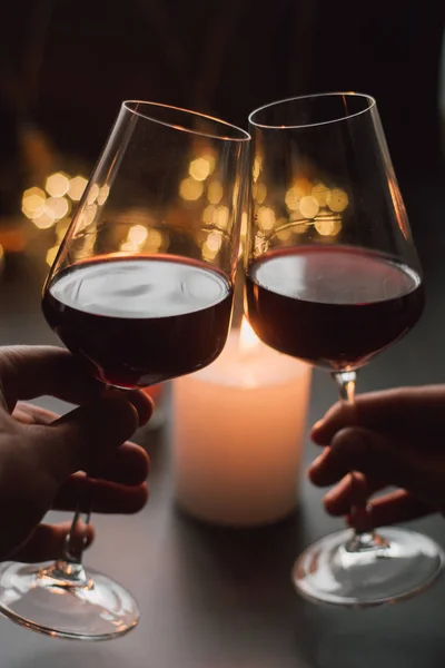 Twee Glazen Wijn Rood Hand Achtergrond Kaars Slingers — Stockfoto