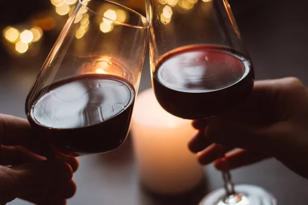 Twee Glazen Wijn Rood Hand Achtergrond Kaars Slingers — Stockfoto