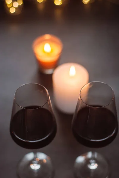 Due Bicchieri Vino Rosso Piedi Tavolo Scuro Con Candela Ghirlande — Foto Stock